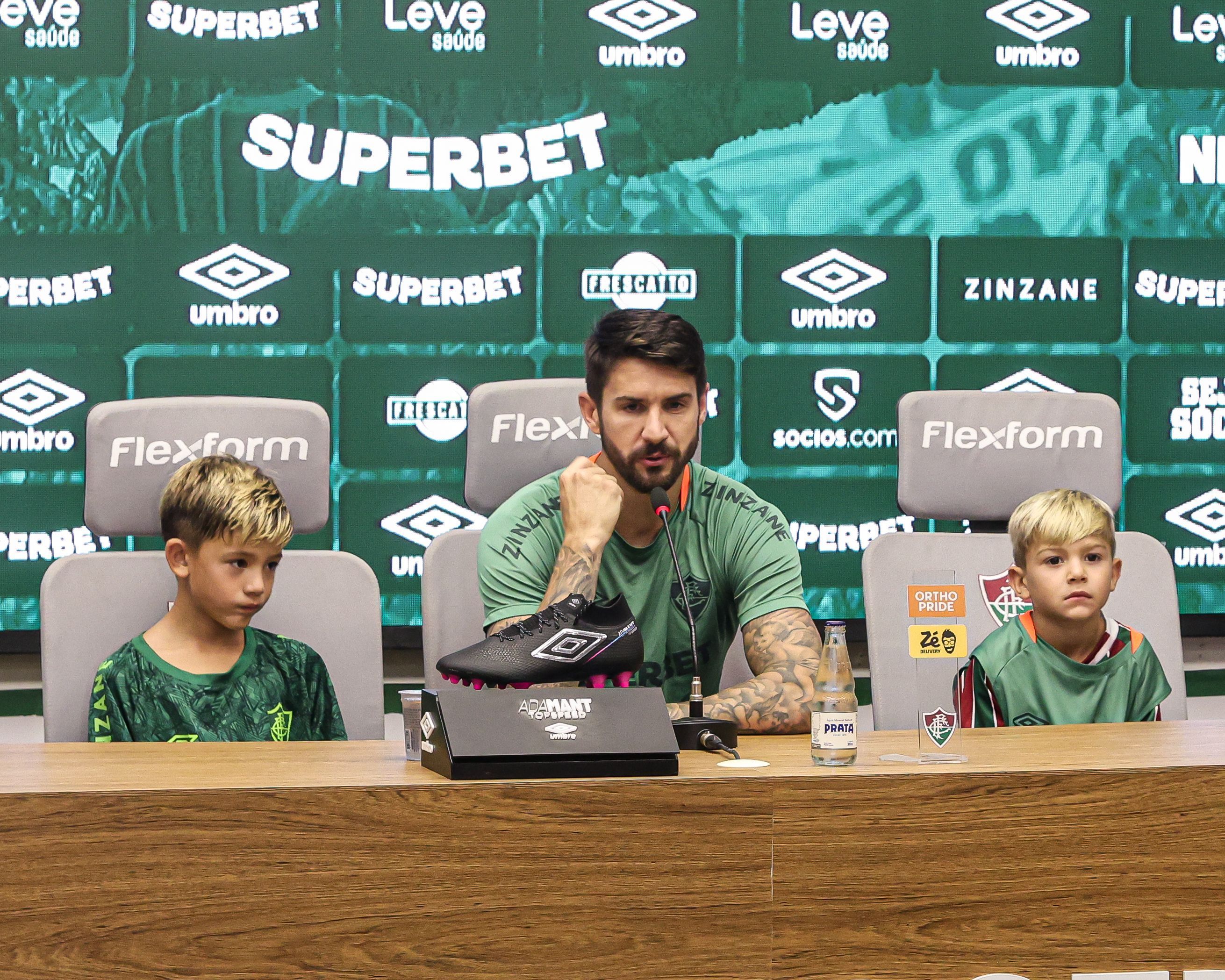 Everaldo é apresentado oficialmente no Fluminense: ‘Mais importante desafio da carreira’
