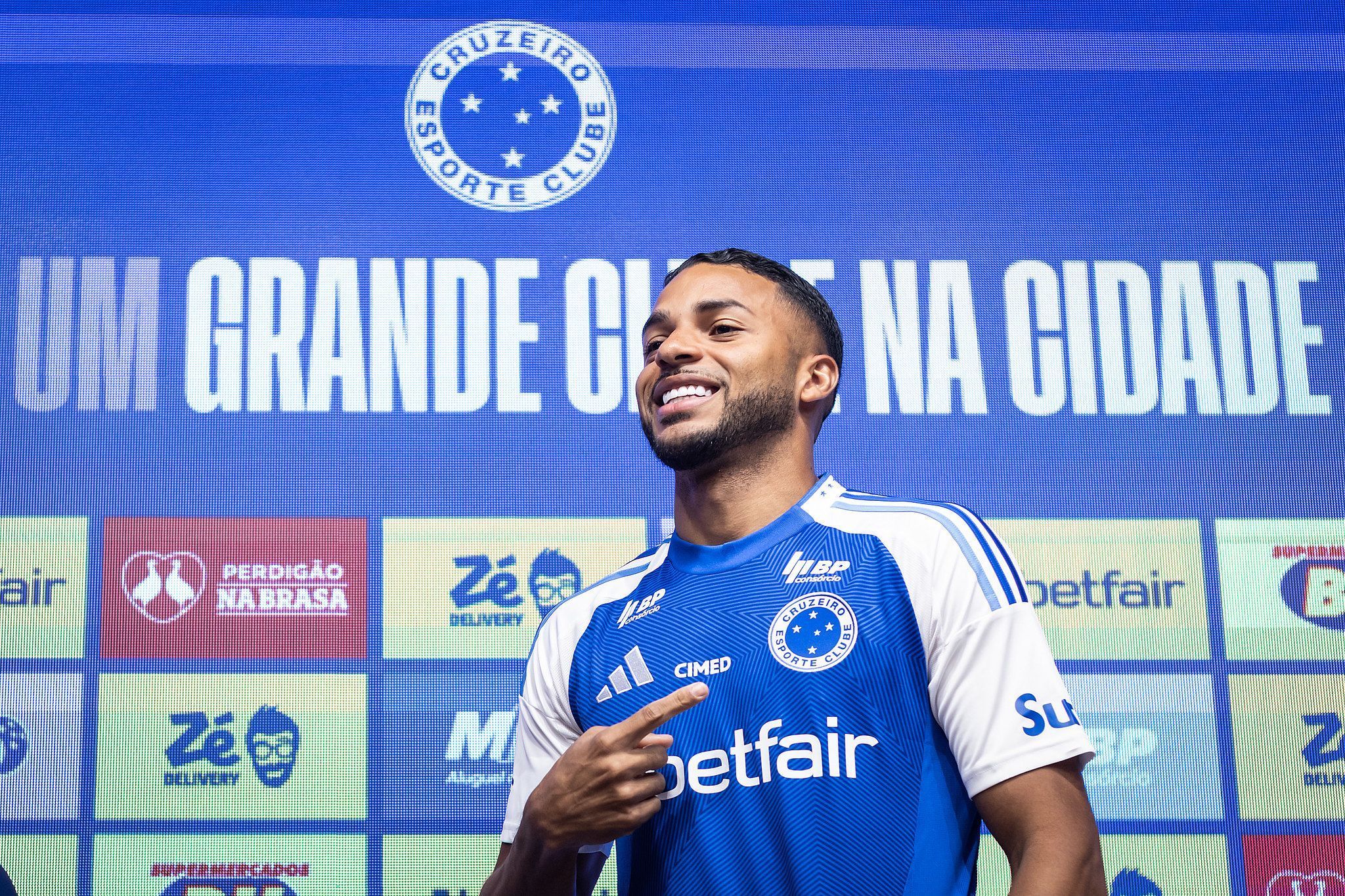 Meia do Inter ‘cobrou’ acerto de Wanderson com Cruzeiro: 'É de BH e tem pai cruzeirense’