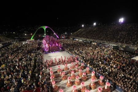 Mangueira colorindo o Sambódromo da Marquês de Sapucaí em 2025