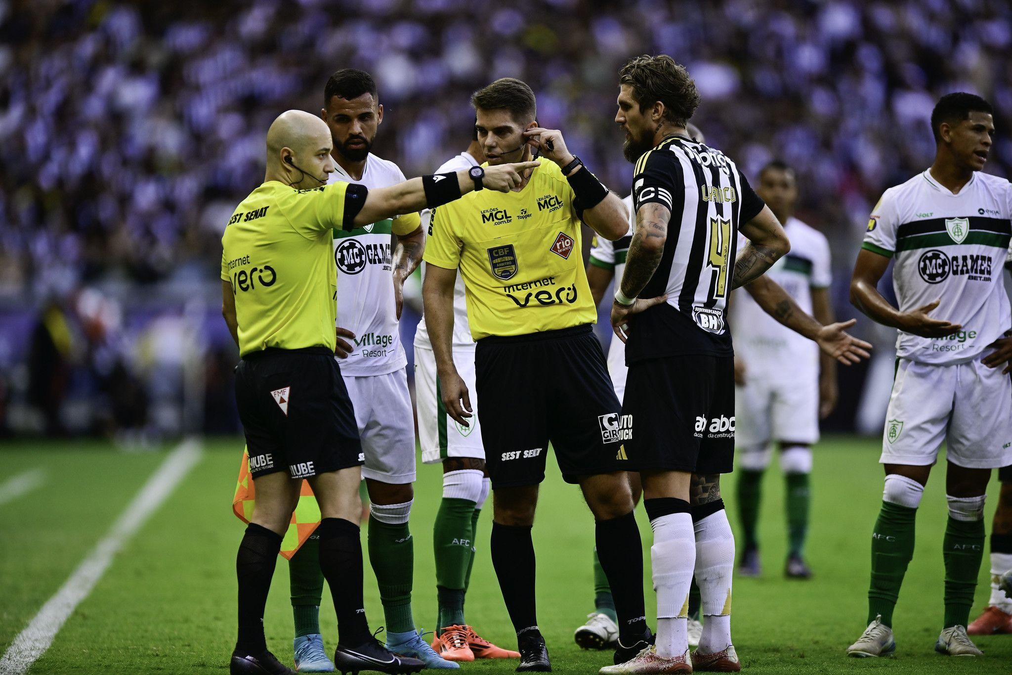 Comentarista de arbitragem da Globo analisa expulsão de jogador do América na final do Mineiro
