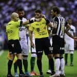Comentarista de arbitragem da Globo analisa expulsão de jogador do América na final do Mineiro