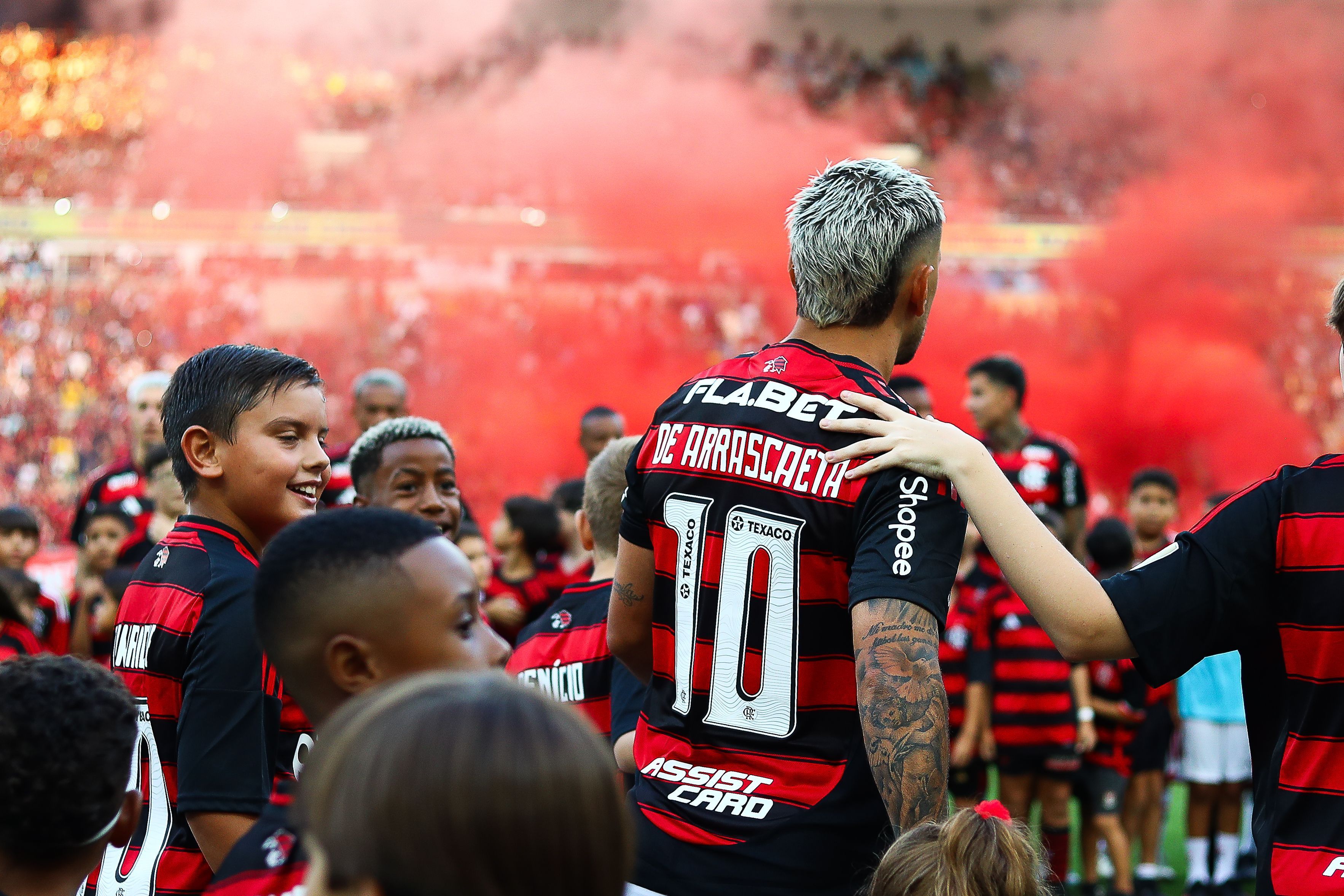 Arrascaeta atualiza tatuagem com referência à nova fase no Flamengo