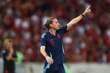 Filipe Luís, técnico do Flamengo, em ação em 2025