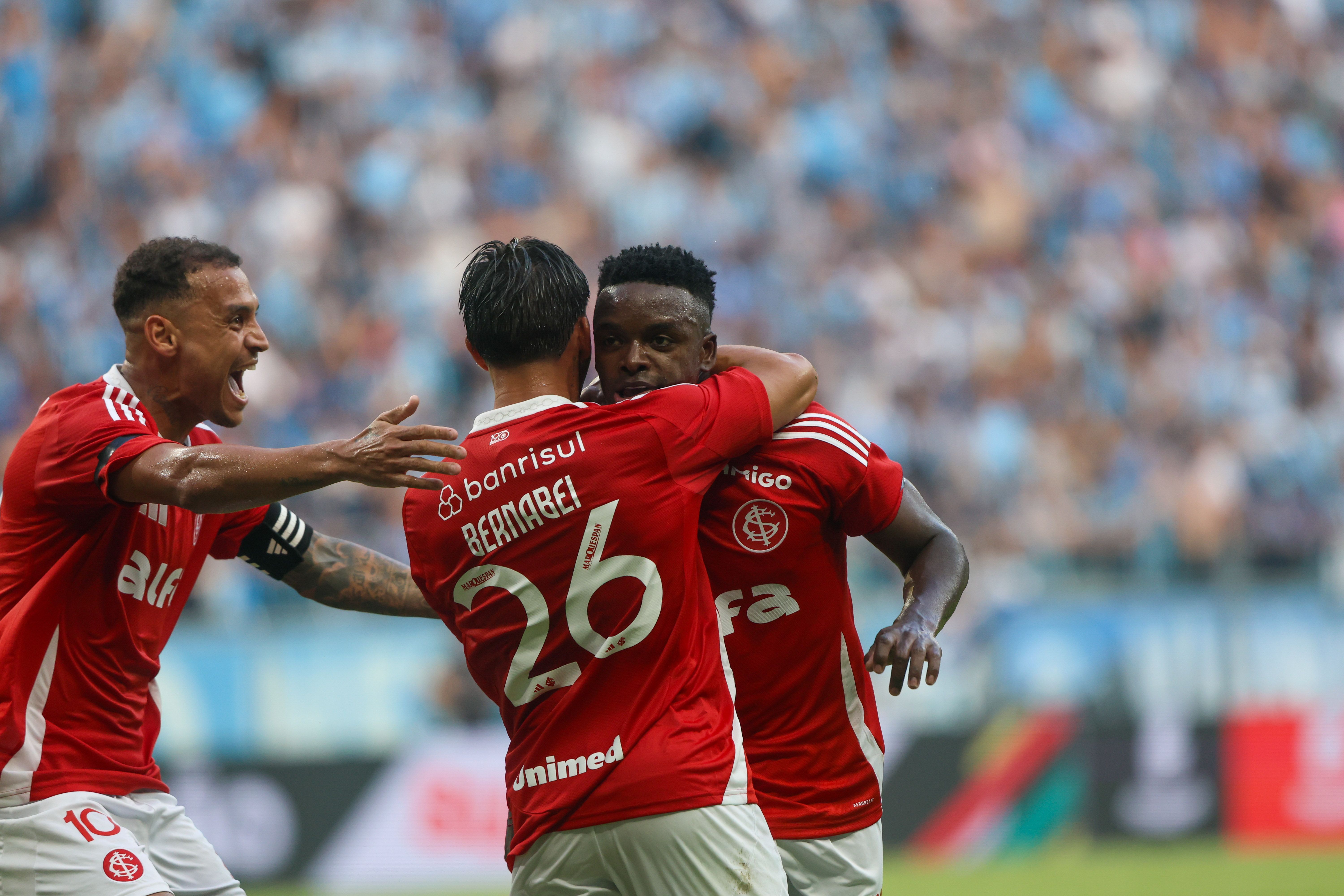 Inter se impõe, vence Grêmio na Arena e fica perto do título gaúcho
