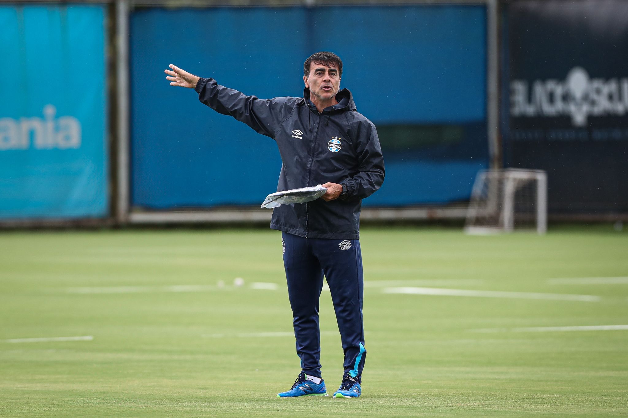 Técnico do Grêmio reclama do gramado da Arena Sicredi antes de duelo com o Athletic