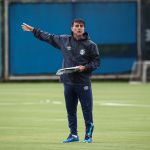Técnico do Grêmio reclama do gramado da Arena Sicredi antes de duelo com o Athletic
