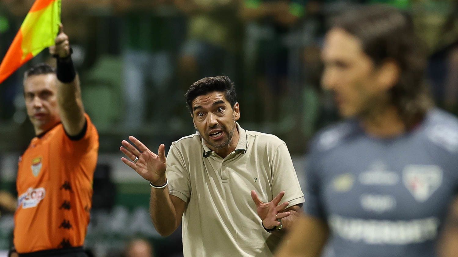 Abel é sincero sobre pênalti em Palmeiras x São Paulo e elogia Vitor Roque