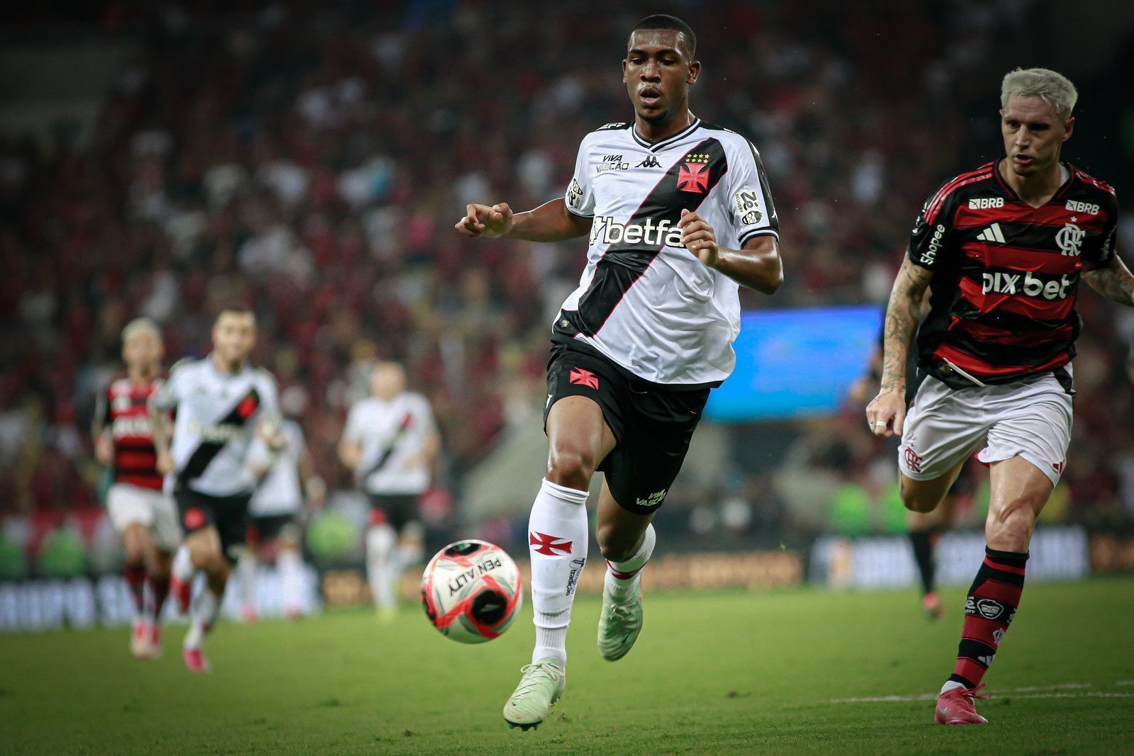 Vasco encaminha renovação com atacante cobiçado pelo futebol europeu