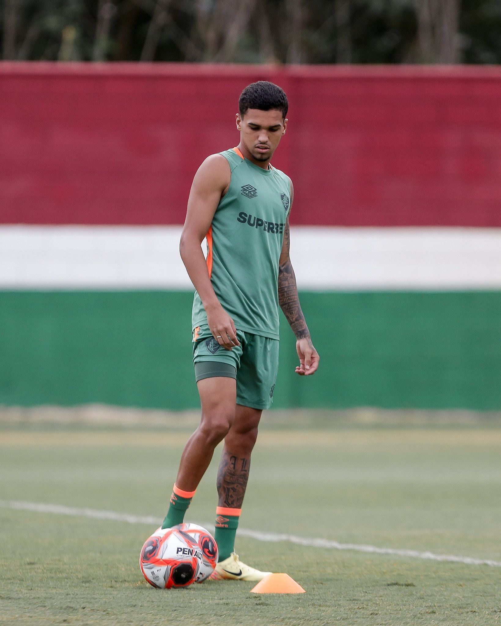 Riquelme sofre lesão após dividida no treinamento e preocupa no Fluminense
