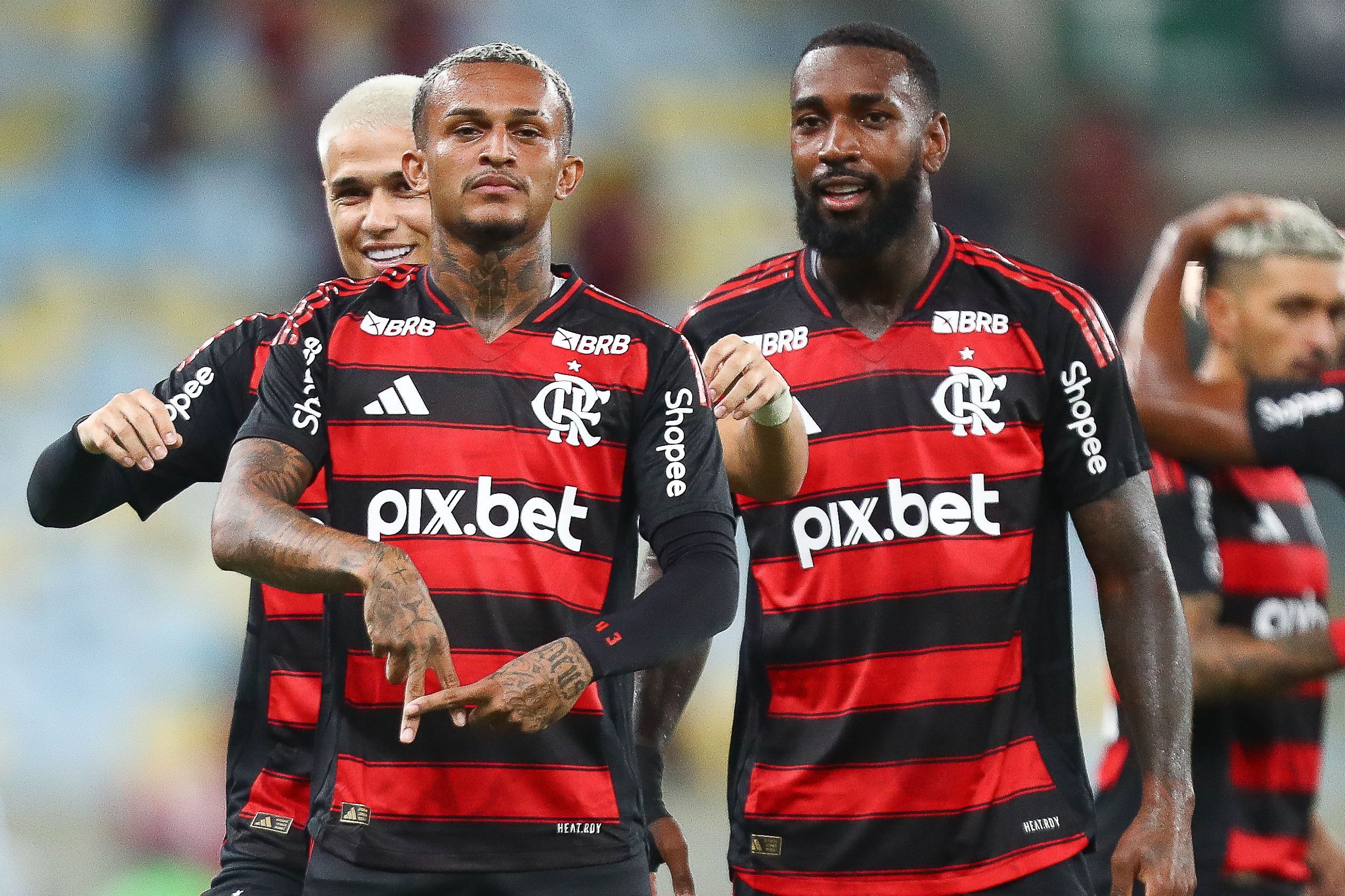 Flamengo vence o Fluminense e abre vantagem na decisão do Carioca