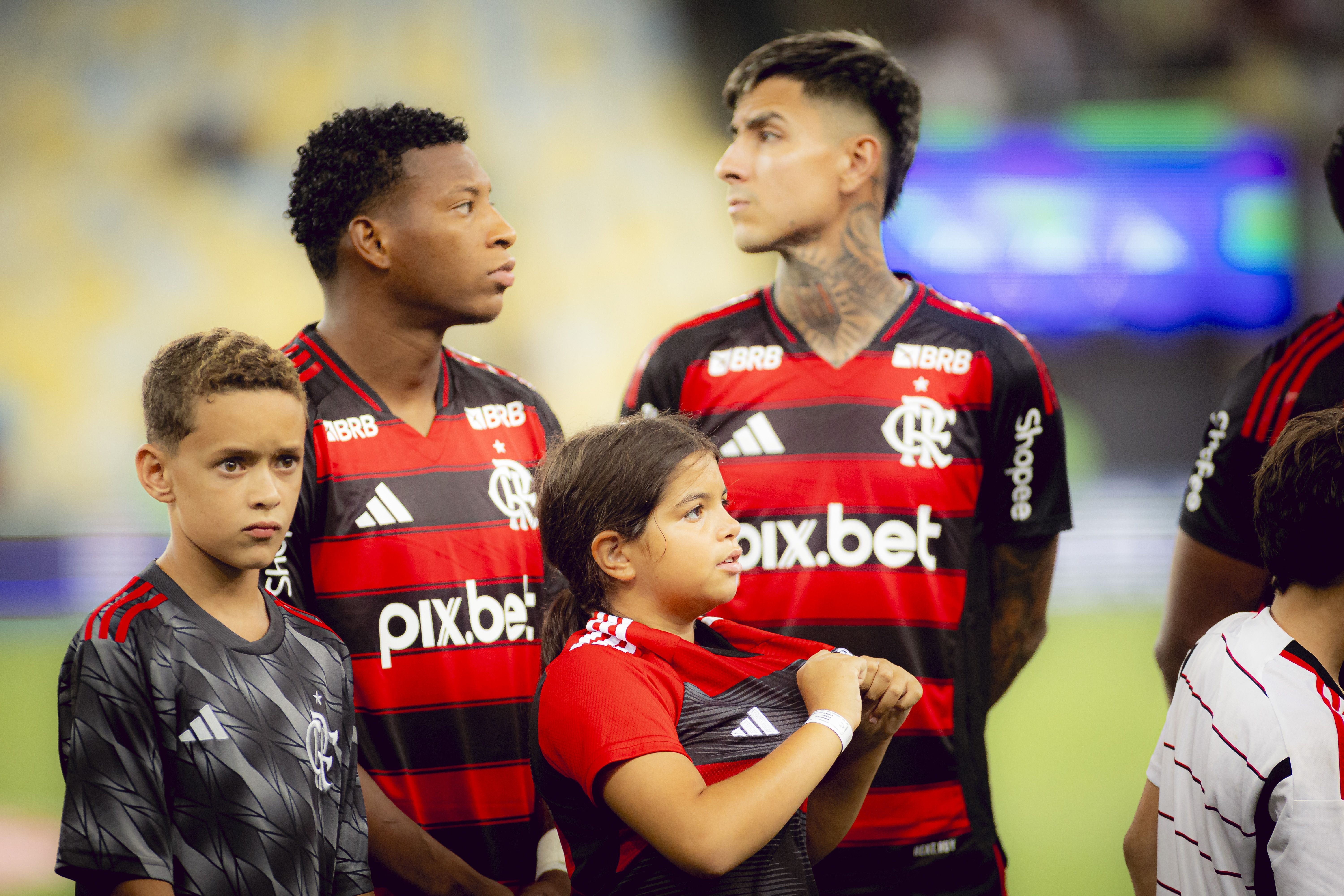 Flamengo acerta renovação com titular, que terá salário de R$ 1,1 milhão