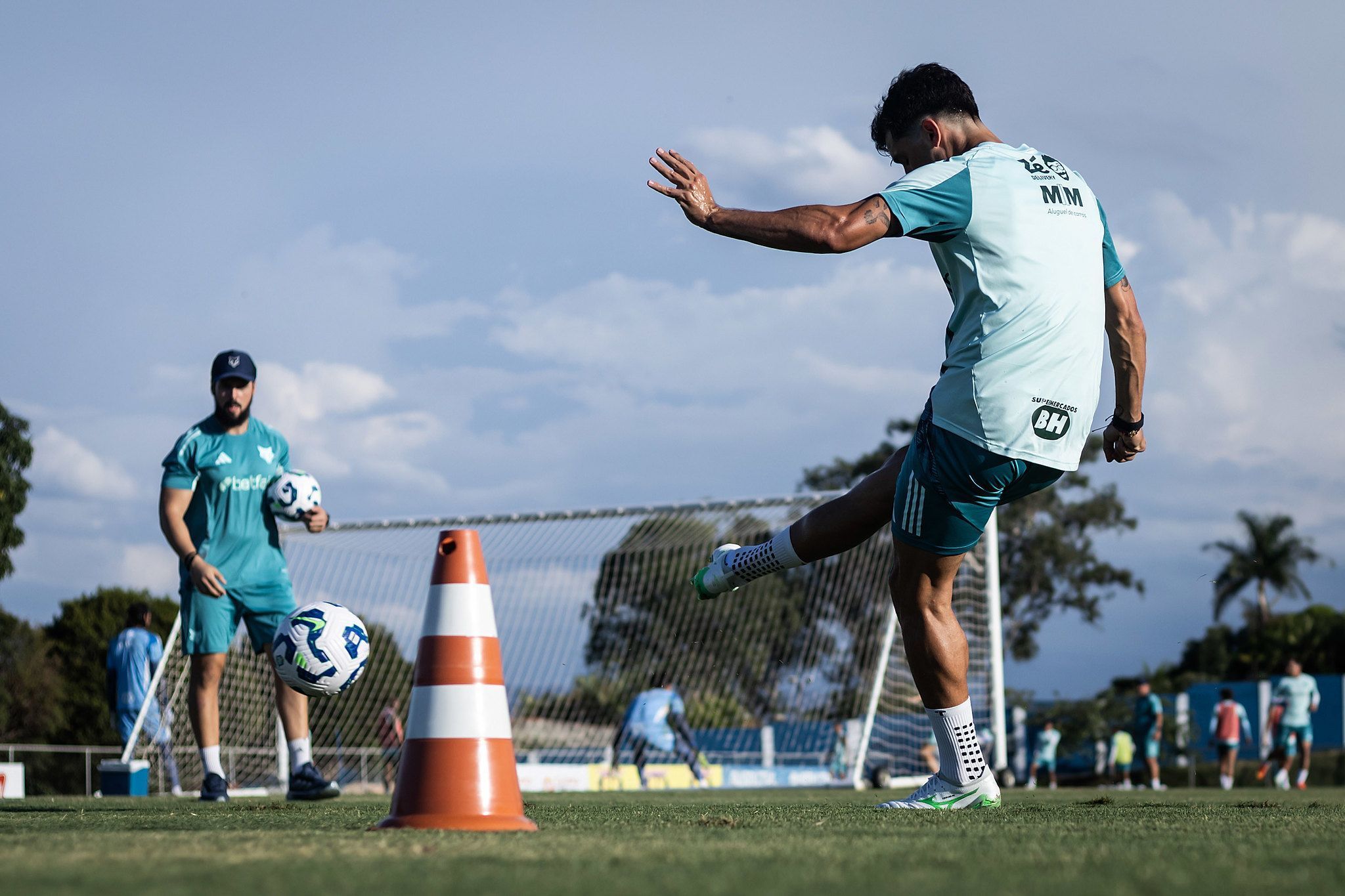 Dinenno, do Cruzeiro, treina finalizações durante fase de recuperação; veja fotos