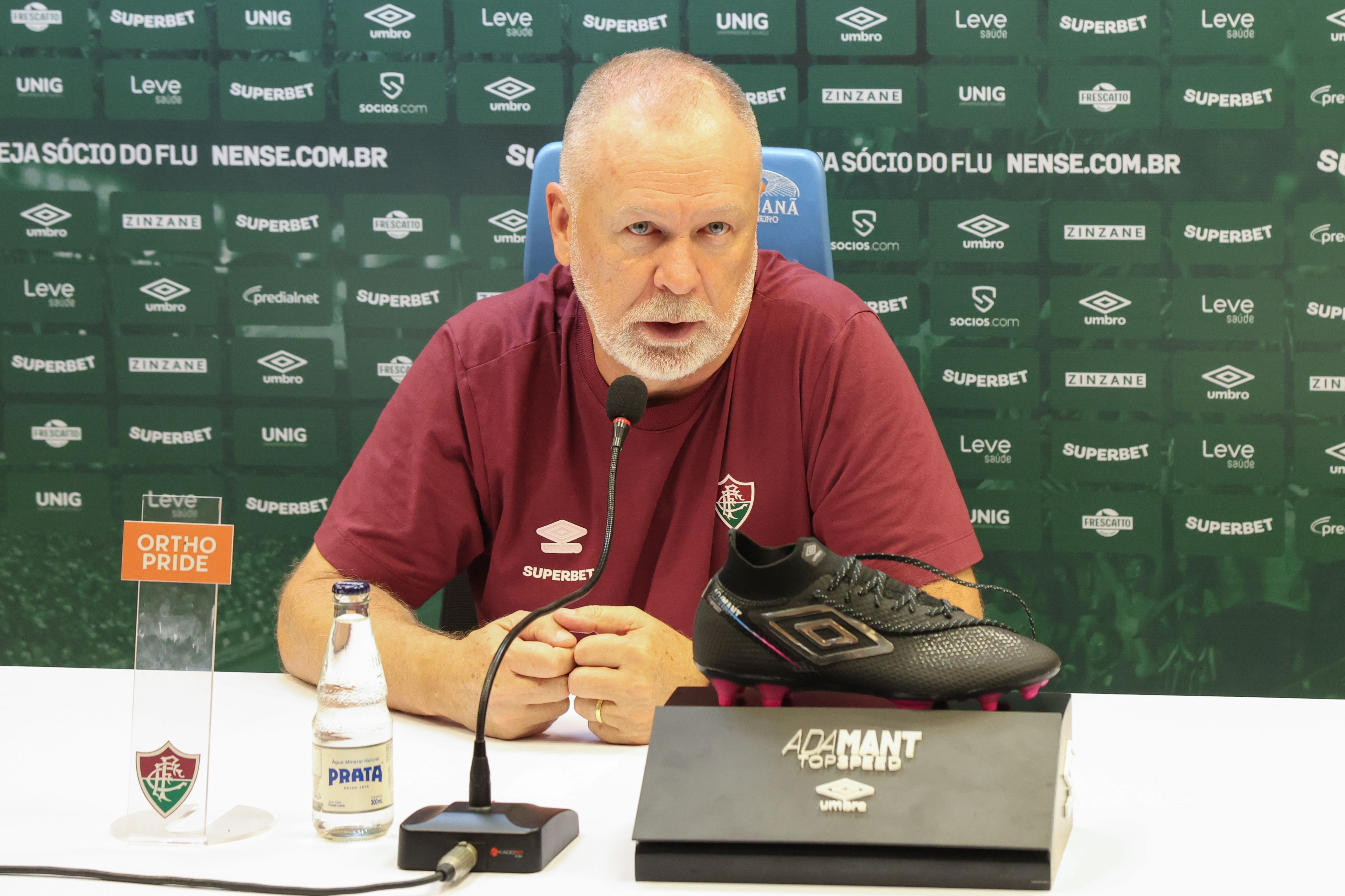 Técnico do Fluminense critica arbitragem da final e reclama de atacante do Flamengo