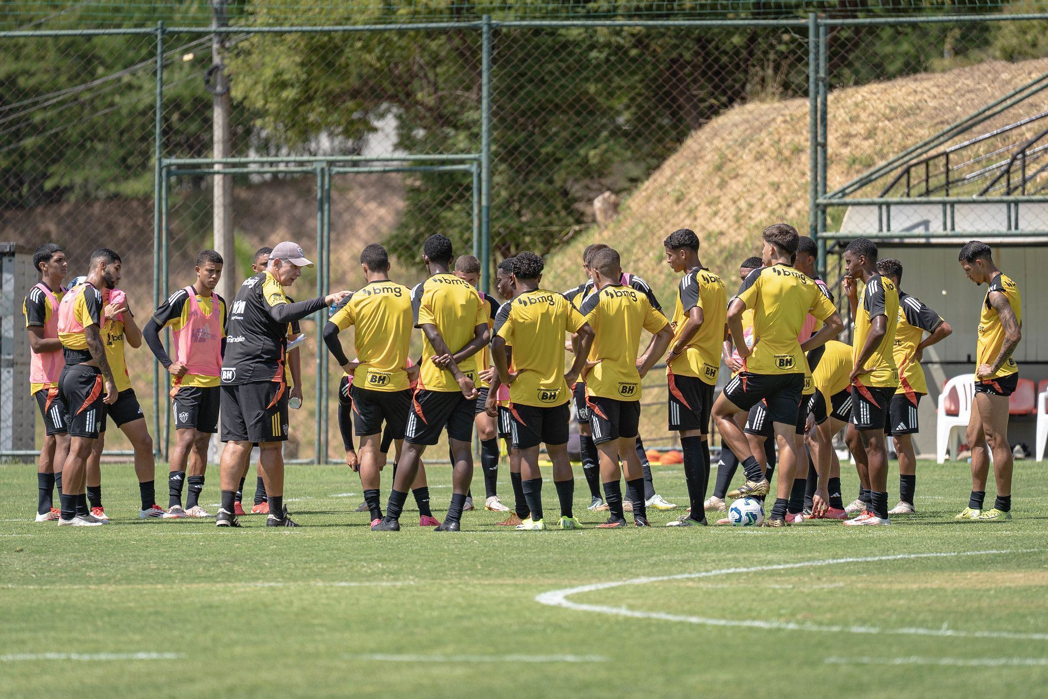 Ex-técnico do Atlético sub-20, Guilherme Dalla Déa se despede após demissão