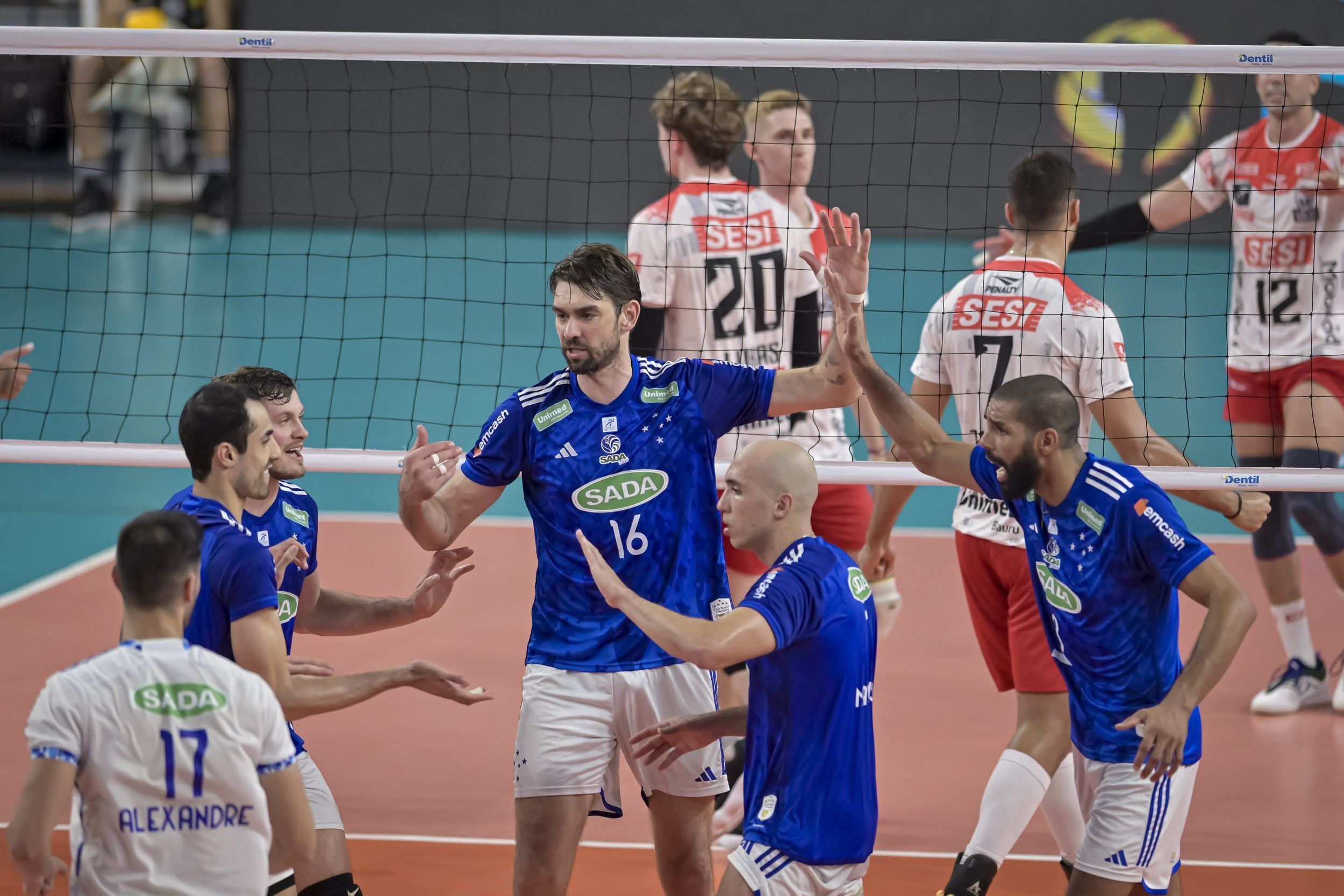 Sul-Americano de vôlei: Cruzeiro vira sobre Bauru e fará final com o Praia