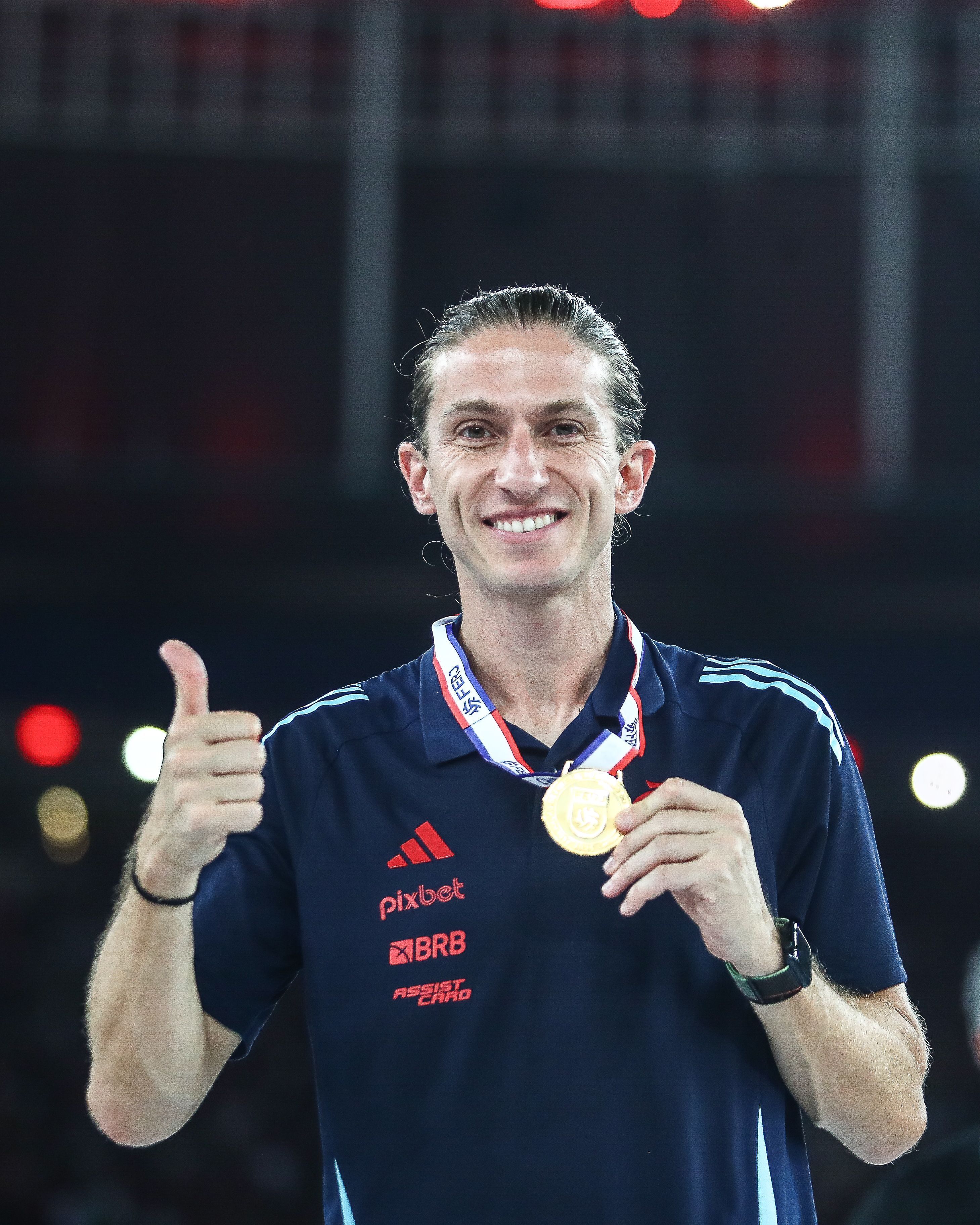 Filipe Luís valoriza título do Carioca, relembra gol do Pet e cita Zico