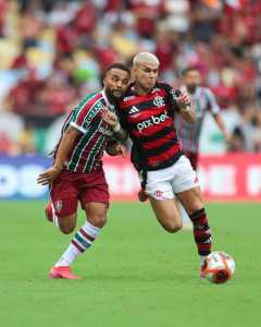 Fluminense x Flamengo: Samuel Xavier e Luiz Araújo em disputa no Maracanã