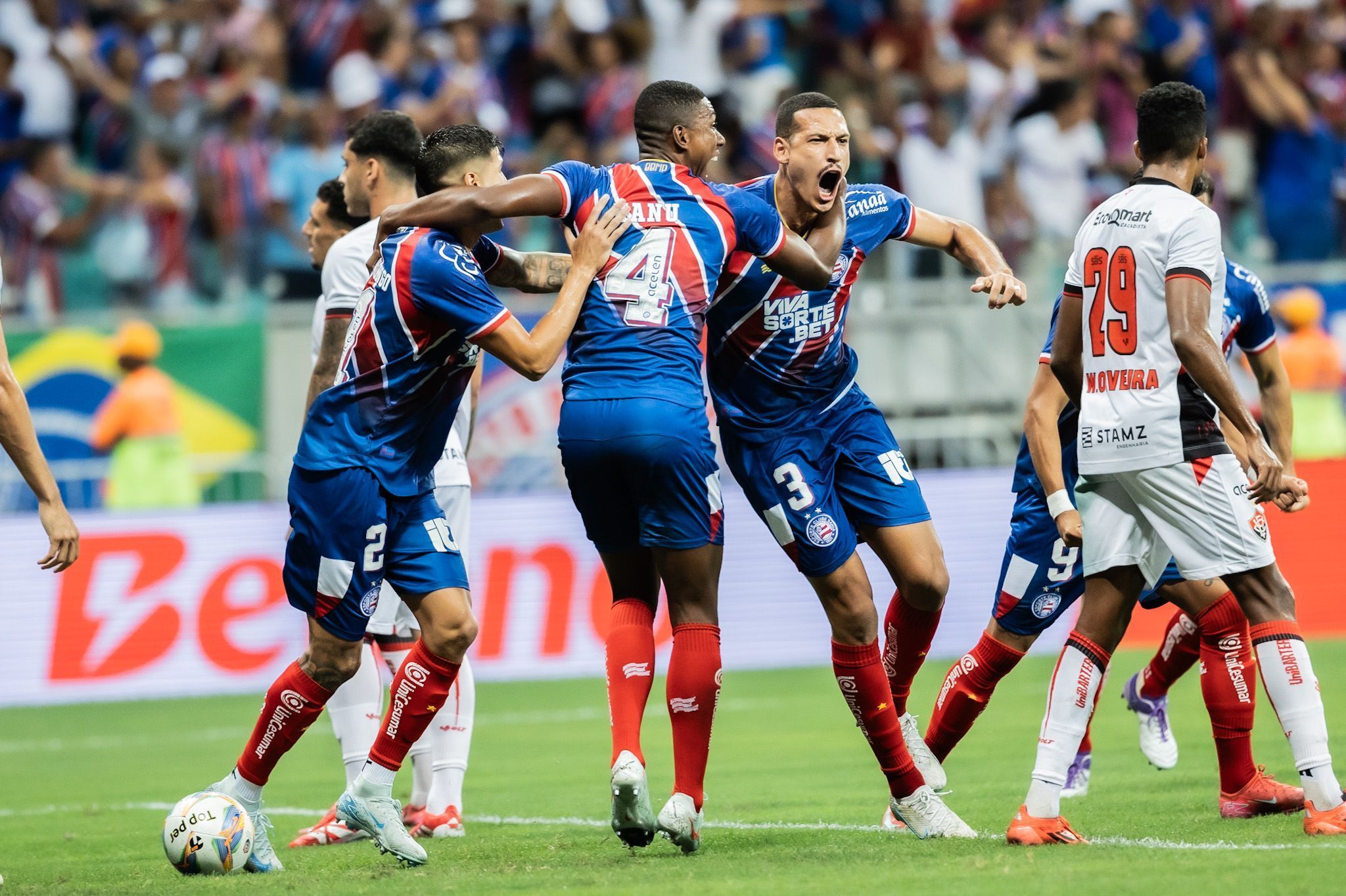 Bahia domina o Vitória, vence o primeiro Ba-Vi e larga na frente pelo Baianão