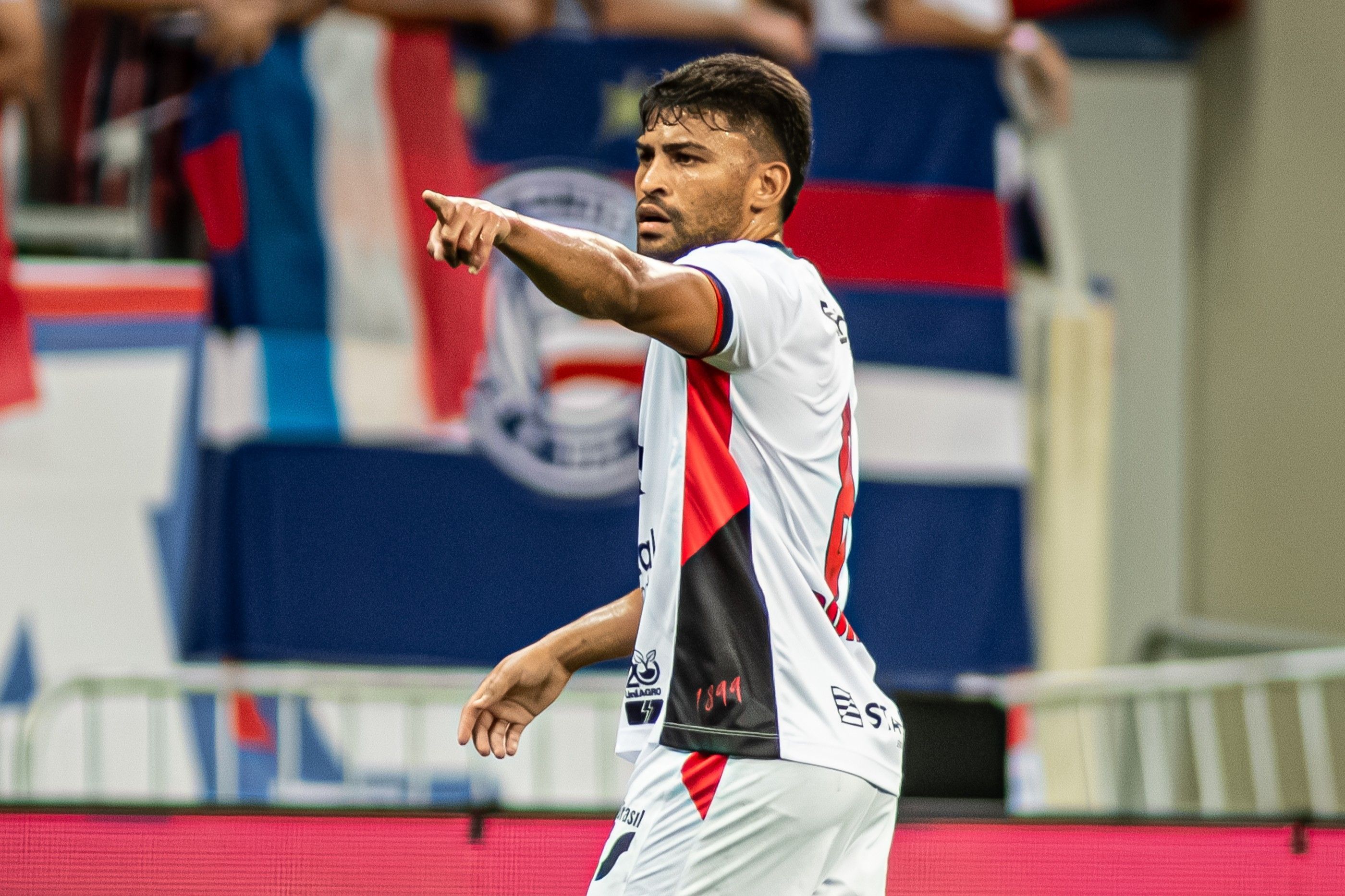 Meia do Vitória dispara contra erros cometidos nos últimos jogos