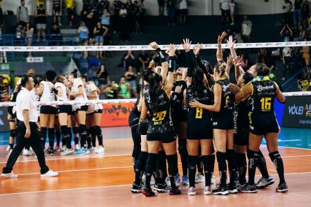 Jogadoras do Praia Clube celebram vitória sobre o Flamengo na Superliga Feminina