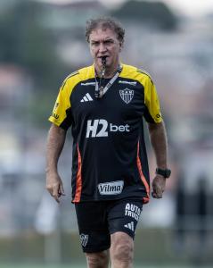 Técnico Cuca comandando treino do Atlético