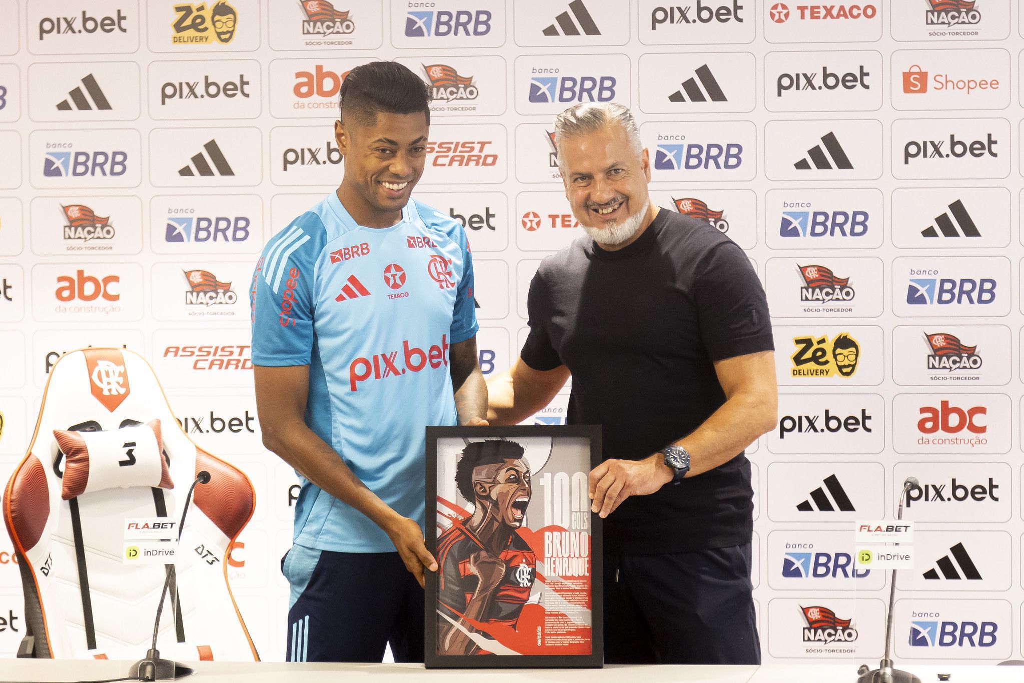 Homenageado, Bruno Henrique chora ao lembrar de início no futebol e lesões