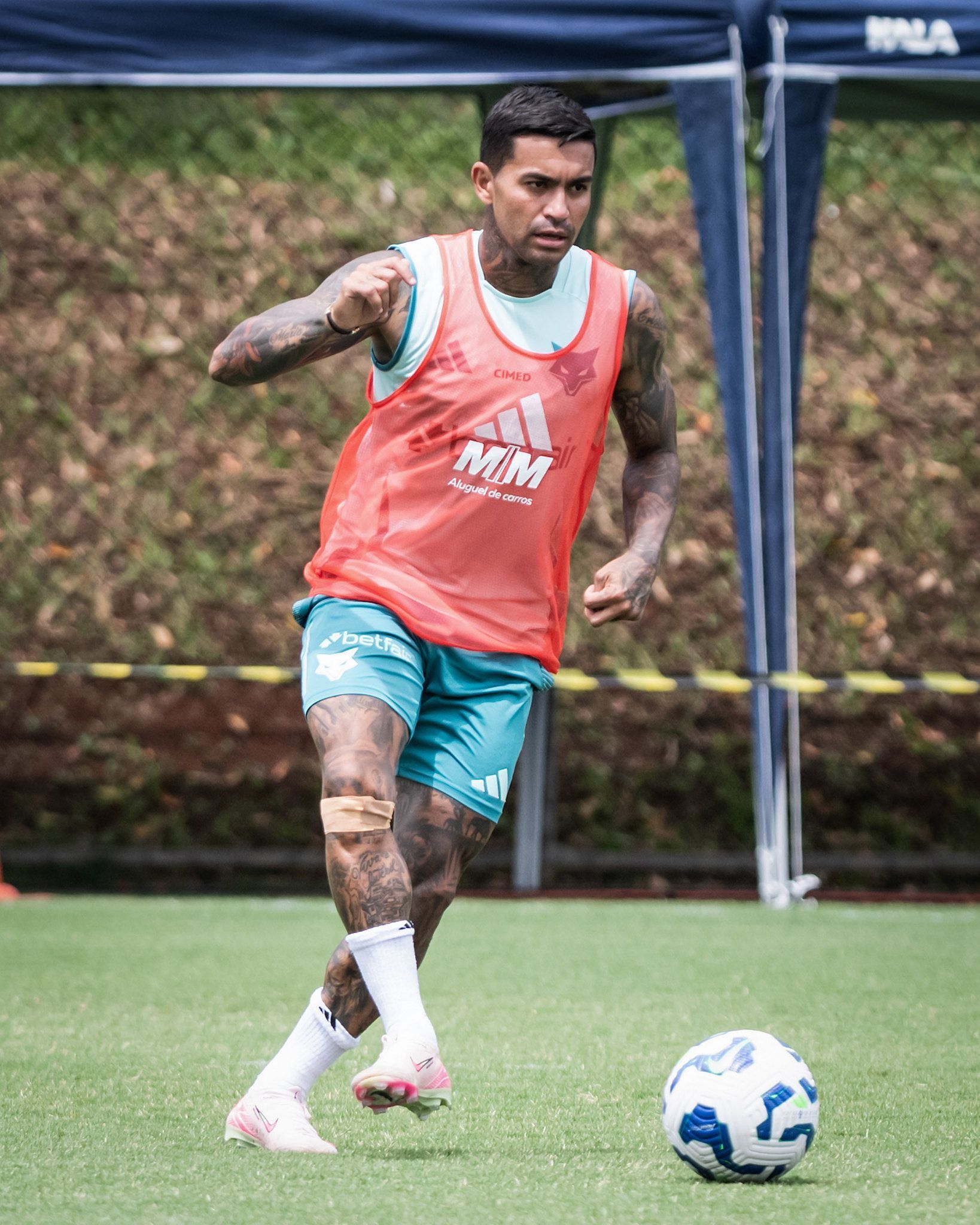 Agente de Dudu, do Cruzeiro, André Cury chega a BH para definir futuro do jogador