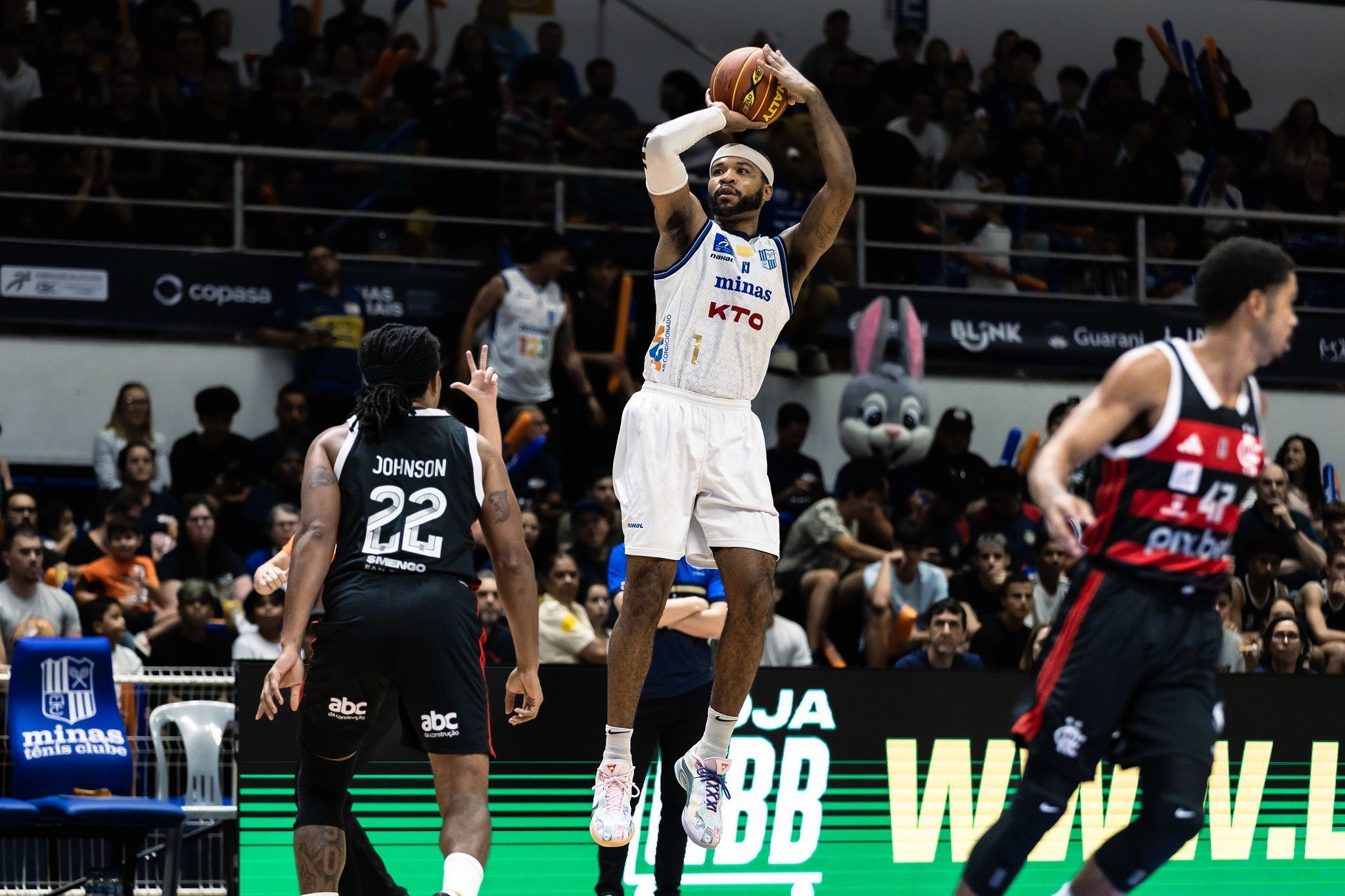 KTO Minas brilha em casa, bate Flamengo e segue líder do NBB