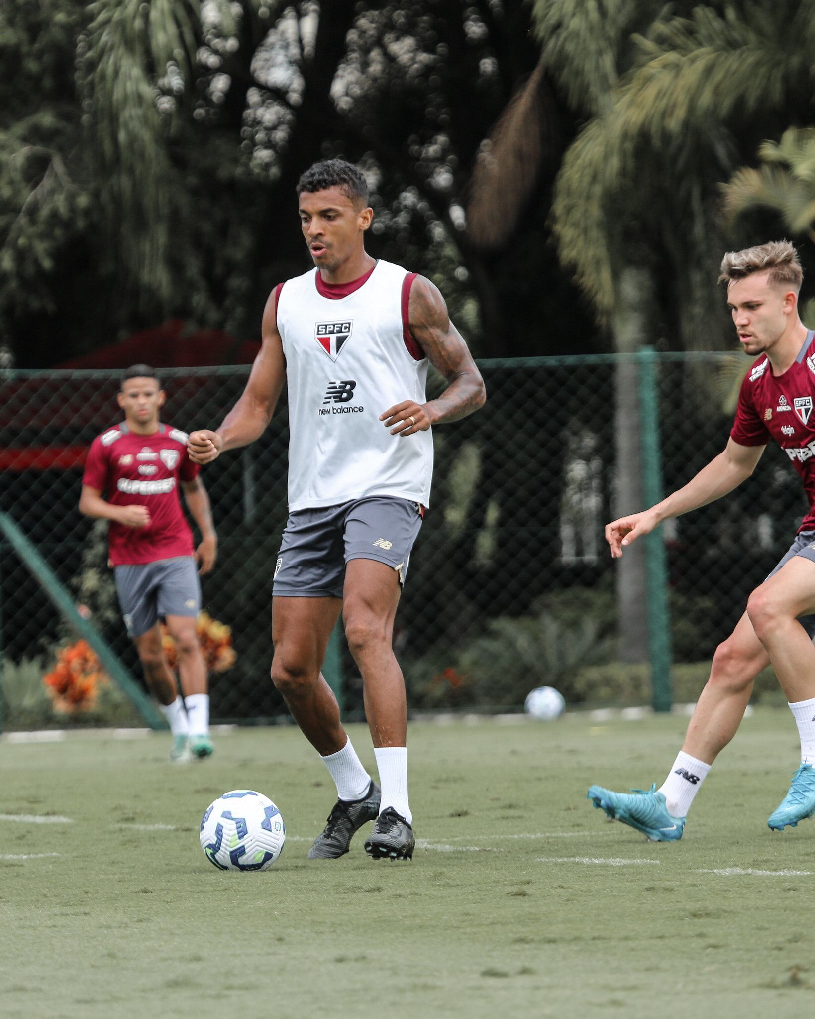 Luiz Gustavo internado: especialistas detalham caso do volante do São Paulo