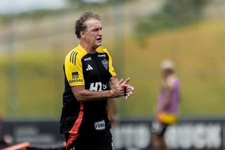 Técnico Cuca no comando do treino do Atlético na Cidade do Galo