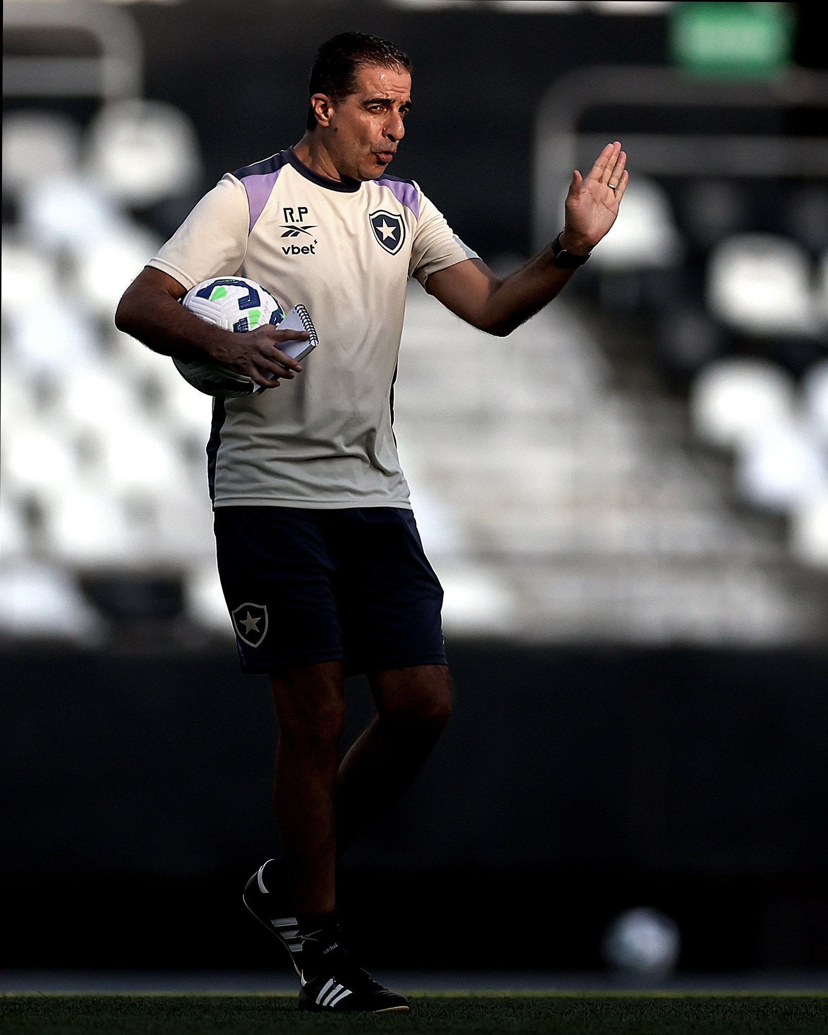 Botafogo se prepara para nove jogos em 28 dias, e Paiva avalia parte física