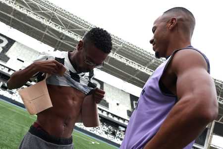 Igor Melo conhece elenco do Botafogo no Nilton Santos