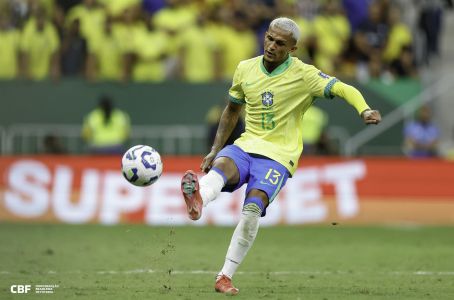 Wesley, do Flamengo, em partida pela Seleção Brasileira