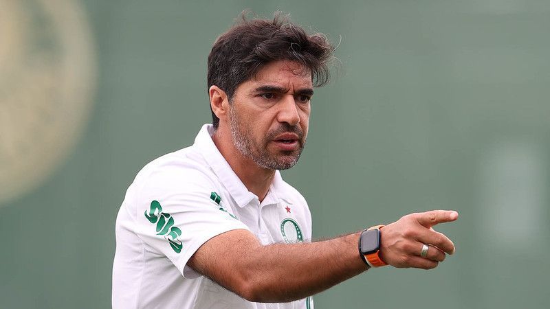 À espera de Mauricio, Abel testa simulações de jogo no Palmeiras antes da final