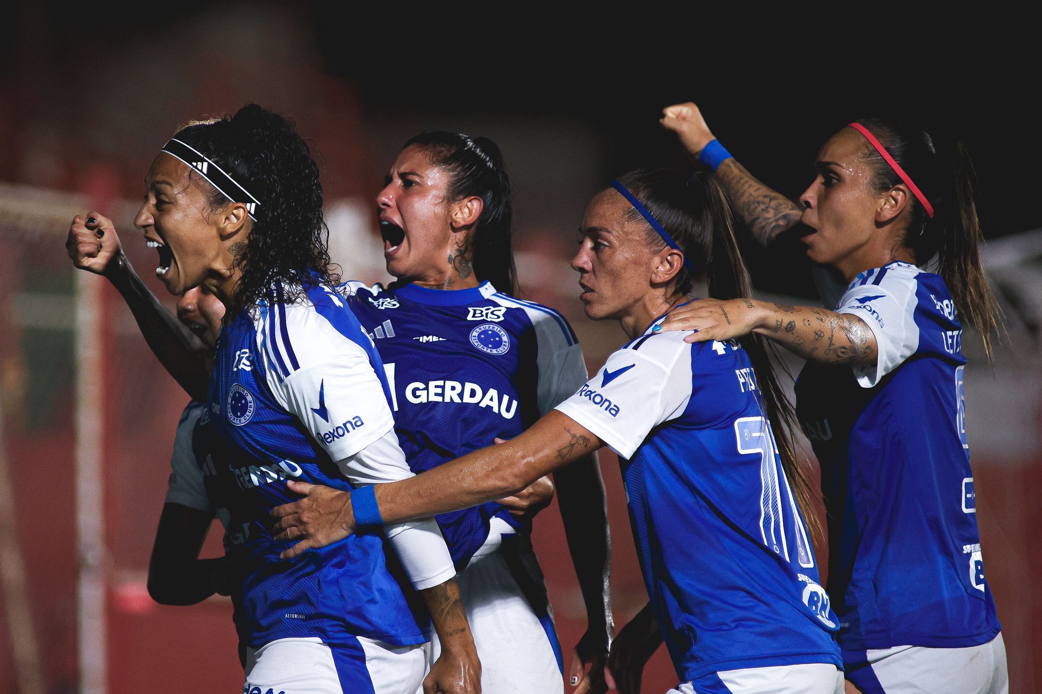 Cruzeiro vira contra o Grêmio e vence na estreia do Brasileirão Feminino