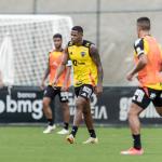 Atacante do Atlético comemora volta aos treinos e revela motivação