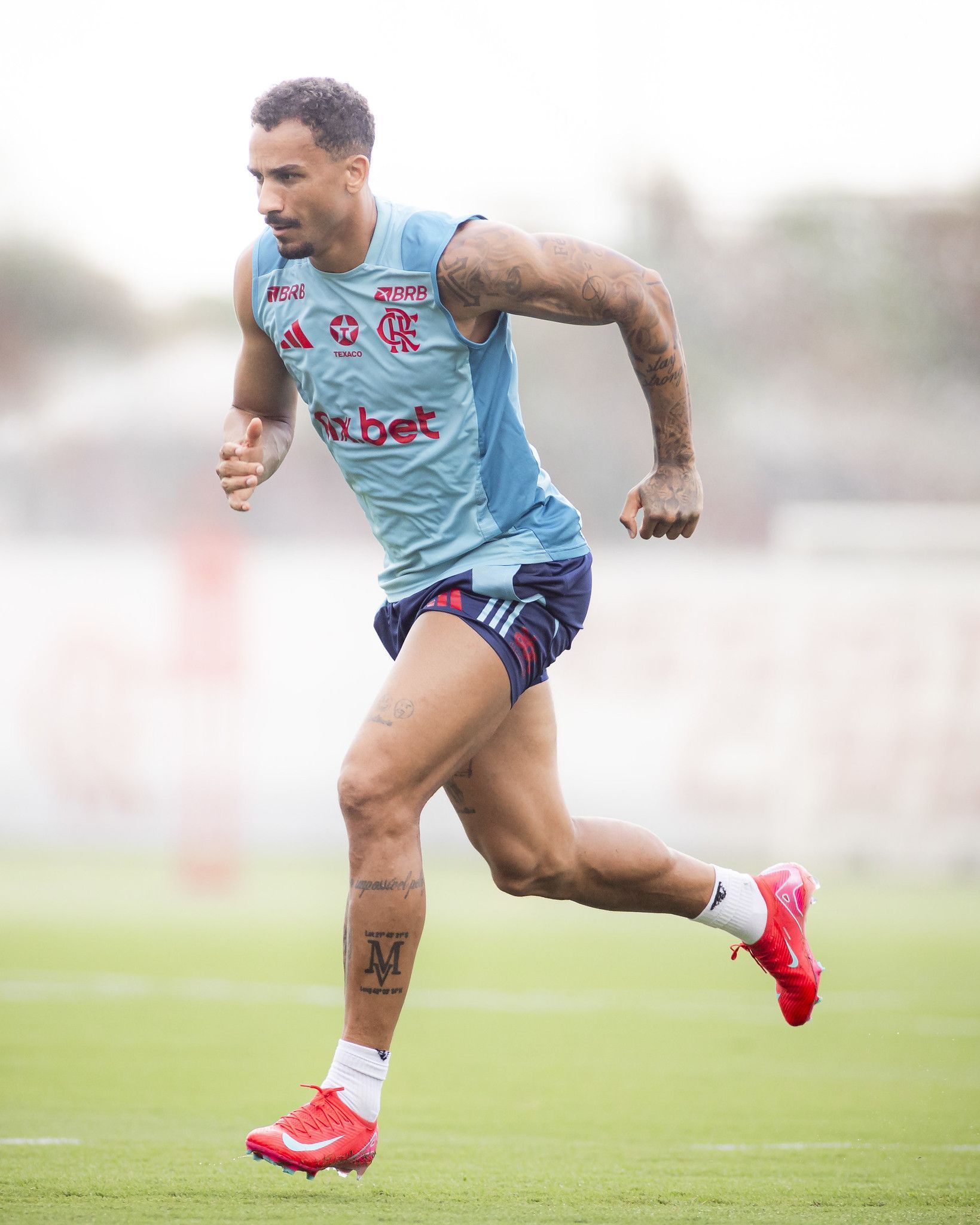 Lateral sofre nova lesão e desfalca o Flamengo no Brasileiro e Libertadores