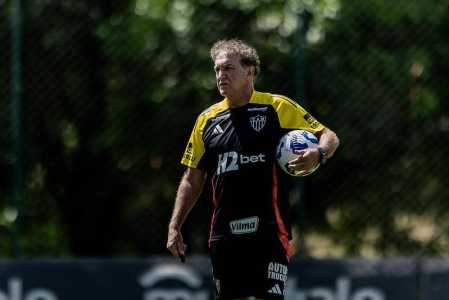 Técnico Cuca comandando treino do Atlético na Cidade do Galo