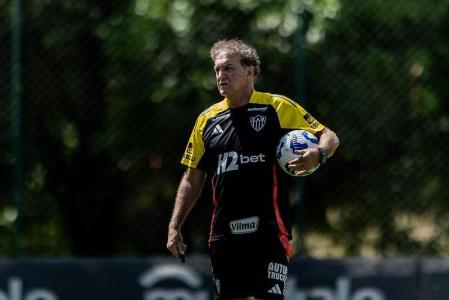 Técnico Cuca comandando treino do Atlético na Cidade do Galo