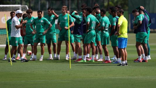 Elenco do Palmeira recebe instruções do técnico Abel Ferreira em treino