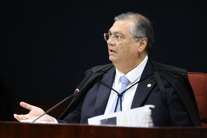 Dino vota para tornar réus Bolsonaro e mais sete aliados