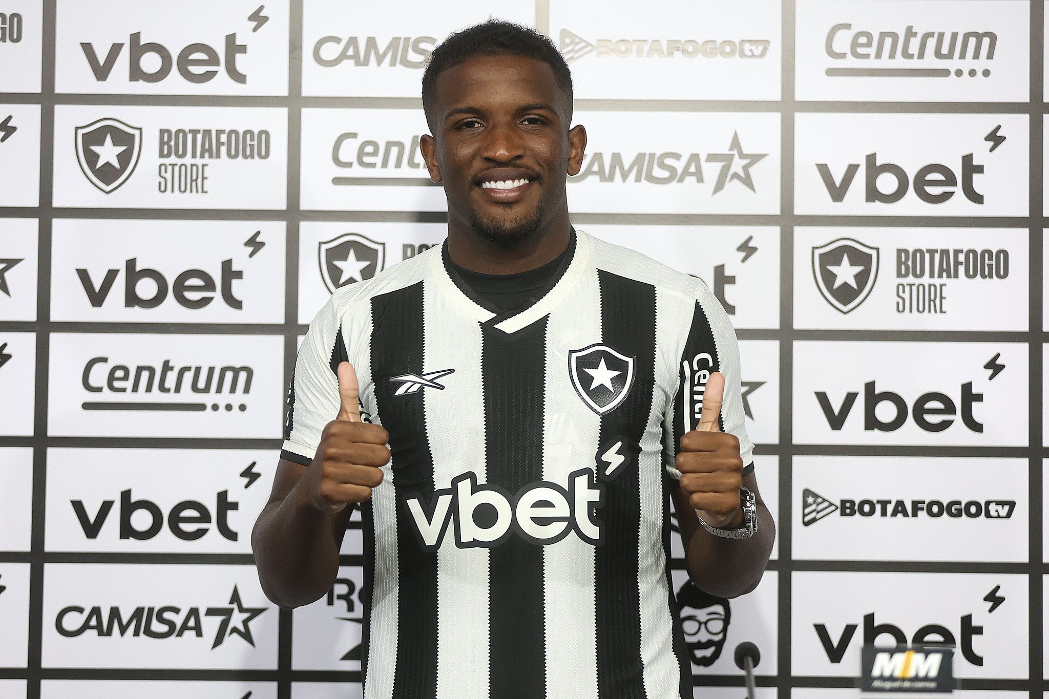 Sem escolher função, atacante projeta encaixe no Botafogo de Renato Paiva