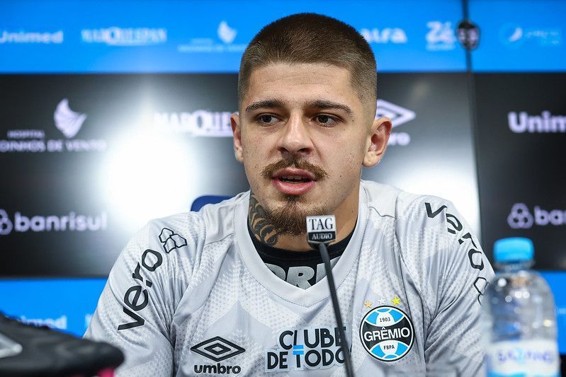 Novo goleiro do Grêmio revela time do coração e 'surpresa' com proposta