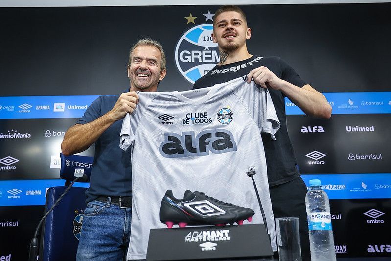 'Vai nos ajudar a bater nos adversários', diz diretor do Grêmio sobre reforço