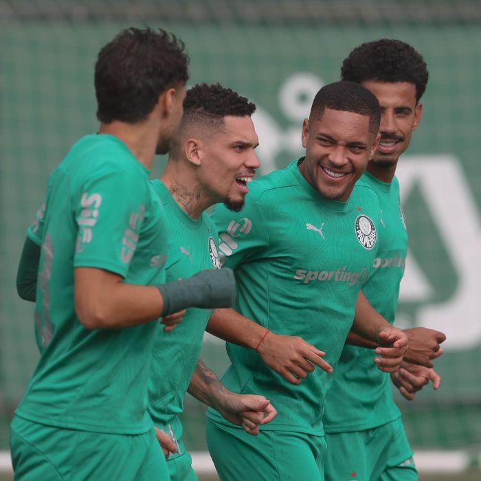 Paulinho corre com Vitor Roque, Evangelista e Veiga em treino do Palmeiras realizado nesta quarta (26)