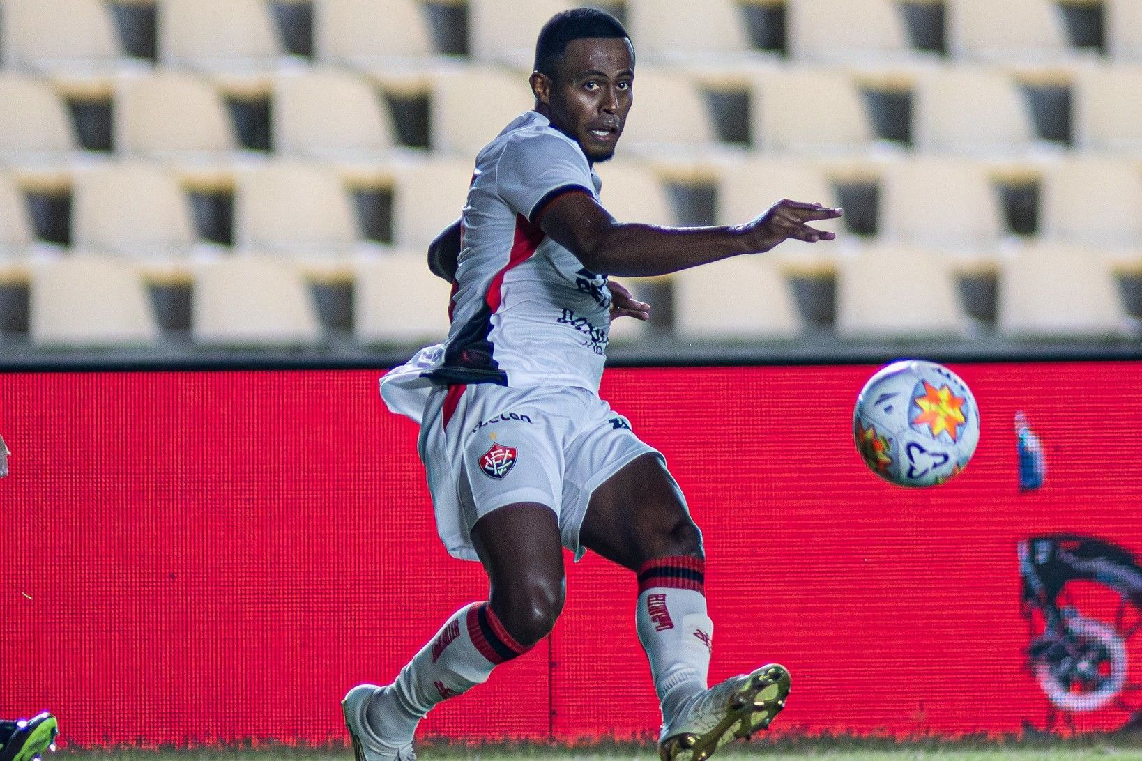Vitória rescinde com atacante que não marcou gols em 30 jogos pelo clube