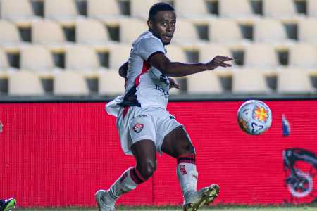 Carlos Eduardo em ação pelo Vitória, na Copa do Nordeste