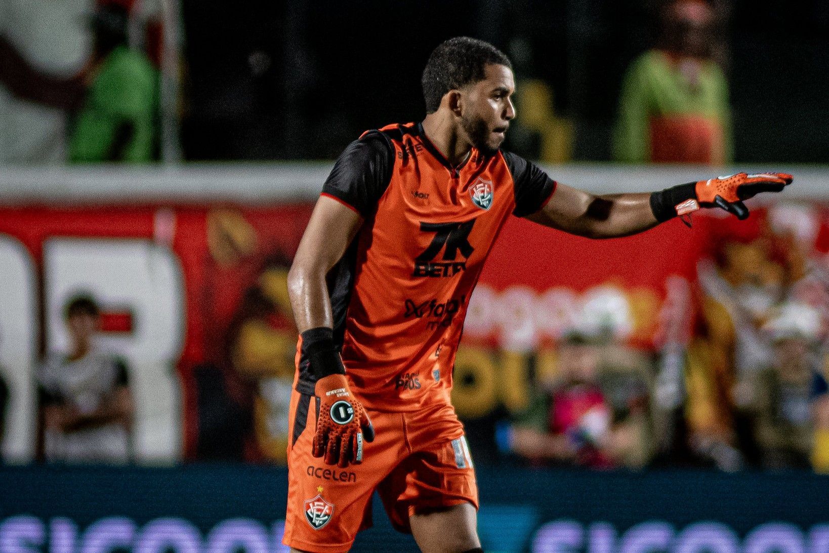 Alvo do Fluminense e especulado no Atlético, goleiro renova com o Vitória