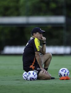 Técnico Cuca durante treino do Atlético na Cidade do Galo