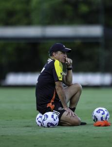 Técnico Cuca durante treino do Atlético na Cidade do Galo